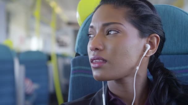 Vrouw met koptelefoon op treinreis ontspannen — Stockvideo