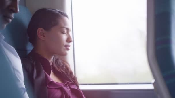 Mujer mirando tableta del ordenador — Vídeo de stock