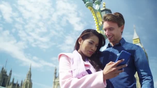 Casal atraente com telefone celular — Vídeo de Stock