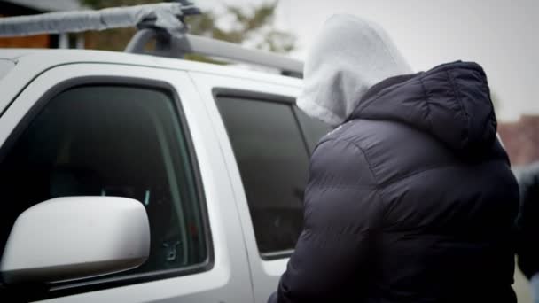 Criminal utiliza destornillador para entrar en un coche — Vídeo de stock