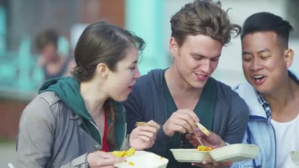 Amigos comiendo papas fritas — Vídeos de Stock