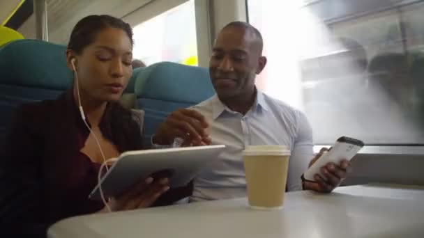 Casal em viagem usando a tecnologia — Vídeo de Stock