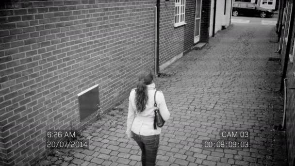 Γυναίκα επίθεση από τραμπούκους με κουκούλα — Αρχείο Βίντεο