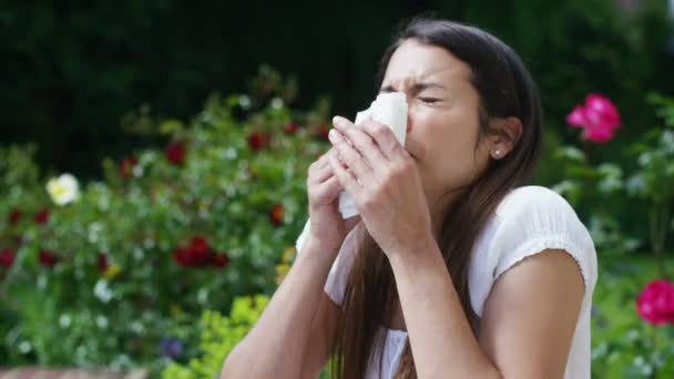 Mujer con fiebre del heno estornuda en un tejido — Vídeos de Stock