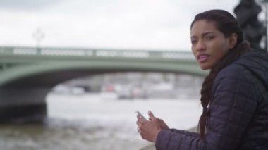 Cep telefonu kullanan kadın