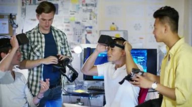  sanal gerçeklik izleyiciler çalışırken bilgisayar programcıları