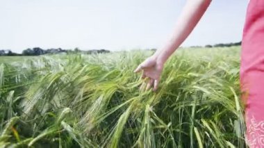 kadın unning eline otlar