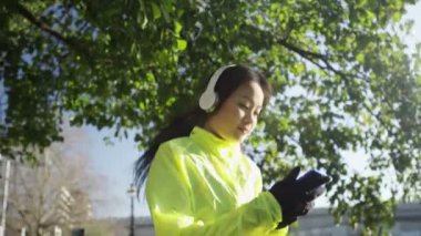  kulaklık ile çalışan kadın