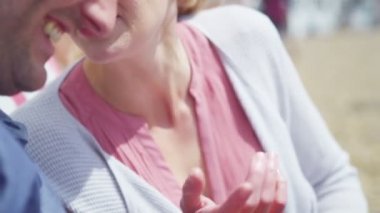 Tablet bilgisayar gülüyor ile Çift