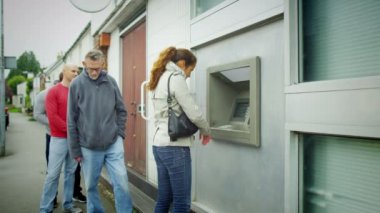 Nakit almak için queuing insanlar