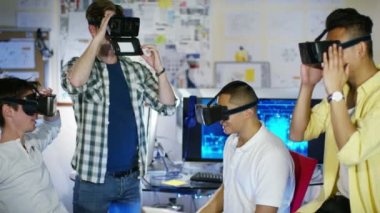  sanal gerçeklik izleyiciler çalışırken bilgisayar programcıları