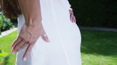  sırt ağrısı olan kadın