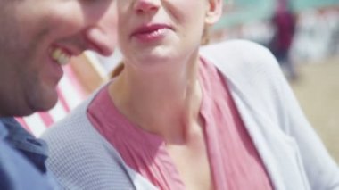 Tablet bilgisayar gülüyor ile Çift