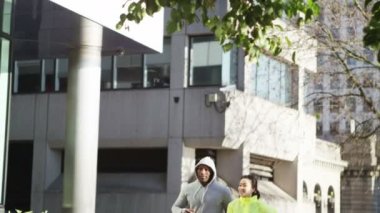 birlikte çalışan kadın ve erkek 