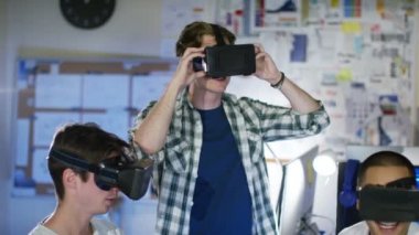  sanal gerçeklik izleyiciler çalışırken bilgisayar programcıları