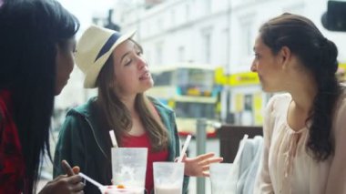  Açık kafede sohbet arkadaş 