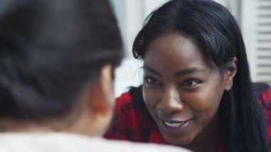  Açık kafede sohbet arkadaş 