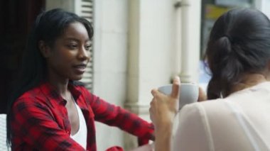  Açık kafede sohbet arkadaş 