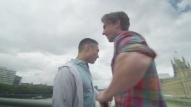 arkadaşlar bir selfie almak için poz