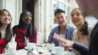 Açık kafede sohbet arkadaş