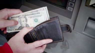 bir ATM Para alarak eller
