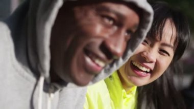 Atletik erkek ve kadın sohbet 