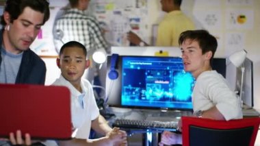 bir proje üzerinde çalışan tasarım ekibi