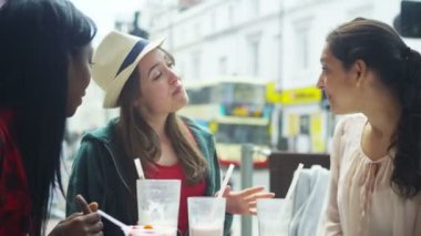  Açık kafede sohbet arkadaş 