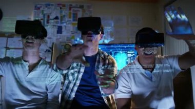 bilgisayar oyun oyuna dalmış