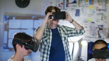  sanal gerçeklik izleyiciler çalışırken bilgisayar programcıları