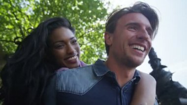 Şehirde eğleniyor Çift