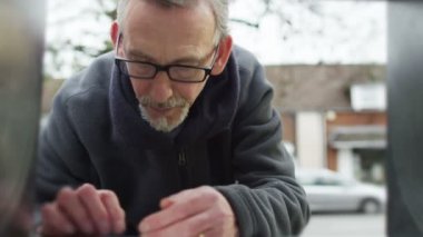 adam para--dan Atm makine alır