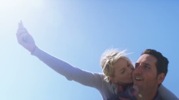 Pareja tomar un selfie en el teléfono móvil — Vídeos de Stock