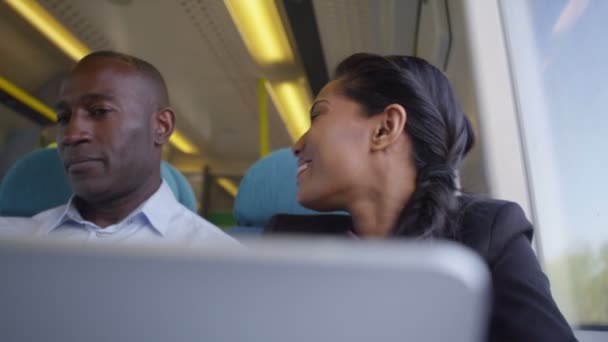 Hombre de negocios y mujer de negocios mirando tableta de ordenador — Vídeos de Stock