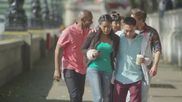 Τους φίλους να συζητάνε καθώς περπατούν μέσα από την πόλη — Αρχείο Βίντεο