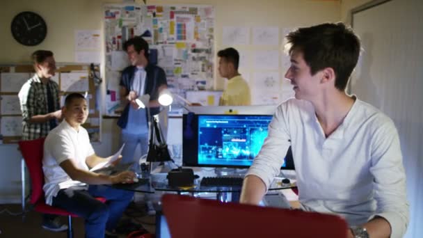 programmeur informatique travaillant dans le bureau 