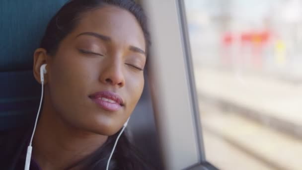 Mujer con auriculares relajante en el viaje en tren — Vídeos de Stock