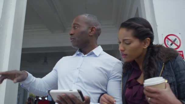  couple utilisant le smartphone pour les directions 