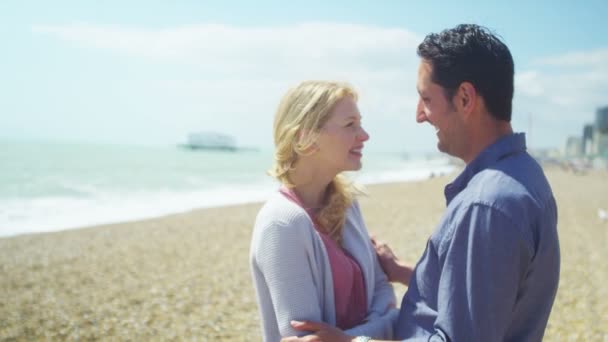 Couple kiss on beach — Stock Video