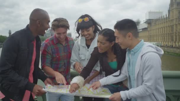 Freunde beim Blick auf Londons Stadtplan — Stockvideo