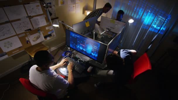 Zespół projektowy komputera, praca w biurze — Wideo stockowe