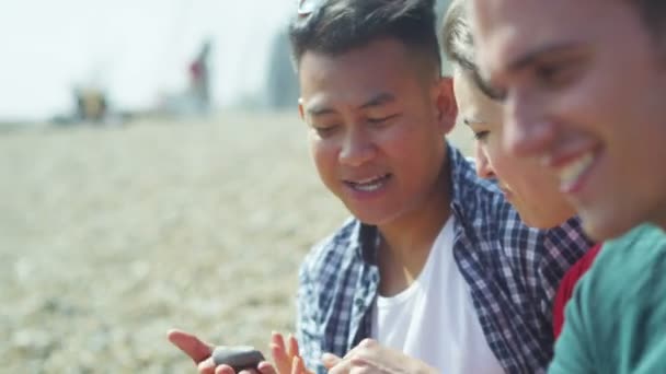 amis utilisant une tablette informatique  