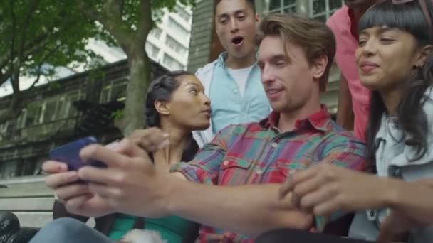 Amigos posan para tomar una selfie con smartphone — Vídeo de stock