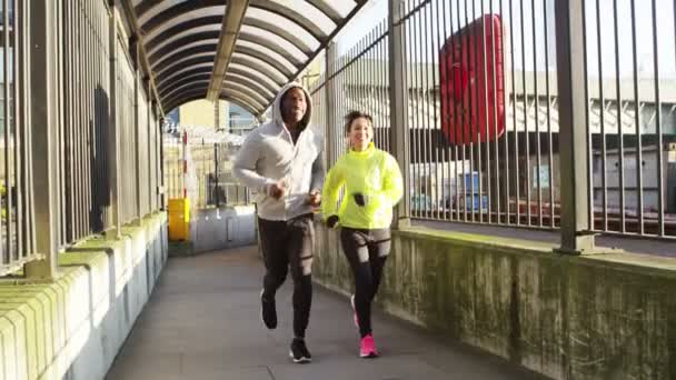 Hombre y mujer corriendo juntos — Vídeos de Stock