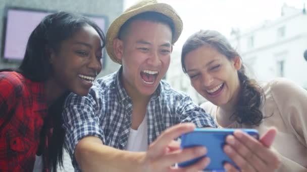 Amigos posan para la foto en la cafetería al aire libre — Vídeo de stock