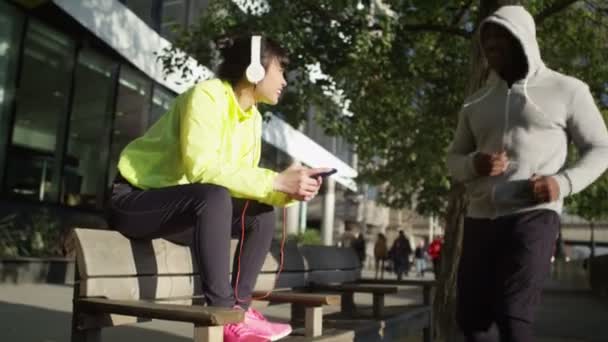 Casal ir para uma corrida — Vídeo de Stock