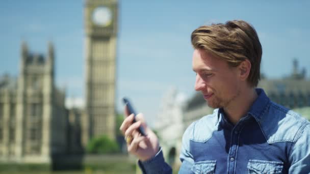 Facet rozmawiający przez telefon komórkowy — Wideo stockowe