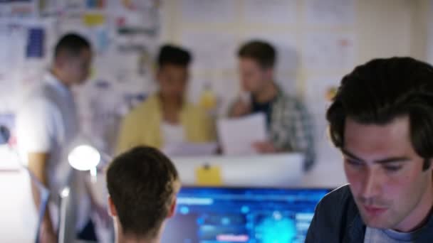 Programmeurs d'ordinateurs travaillant dans le bureau 