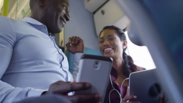 Couple pose pour selfie avec téléphone caméra — Video