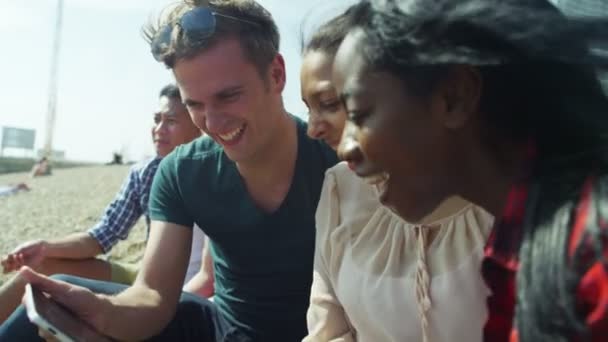 amis utilisant une tablette informatique  